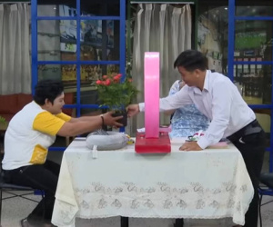 Ngoài việc đòi bạn gái trinh tiết, người đàn ông U40 còn 'hứng đá' vì hành động kém lịch sự với nữ chính!