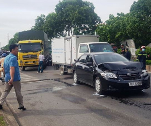 Chín ô tô đâm nhau liên hoàn trên QL1A , 1 người tử vong