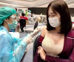 Bi hài chuyện lên đồ đi tiêm vaccine: Nữ bung khuy áo lộ thềm ngực, nam cởi áo 'khoe' body cuồn cuộn