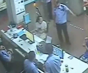 Đến đồn công an báo án, người phụ nữ 'não cá vàng' bị bắt ngay lập tức vì quên mất mình đang bị truy nã