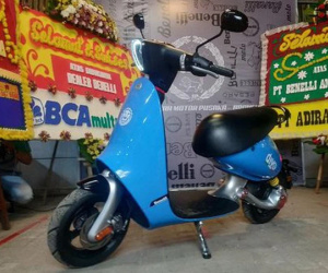 Ngỡ ngàng giá xe máy điện 2 chỗ nhỏ gọn hết mức, sạc đầy pin đi 60km