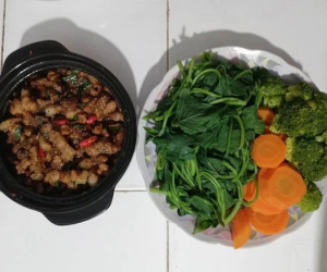Hì hục nấu mãi mới xong mâm cơm liền bị chồng hất văng xuống đất, vợ lên mạng hỏi mình sai ở đâu và đáp án bất ngờ