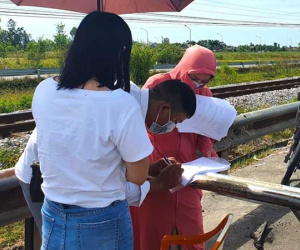 Tài xế ngỡ ngàng vì bị chặn khi vào TP. Vinh, nhiều người ký giấy tờ trên chốt phong tỏa dịch