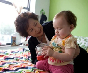 Đi làm về bất chợt, nàng dâu thấy điều mẹ chồng làm với con mình qua khung cửa và phản ứng quyết liệt tận cùng!