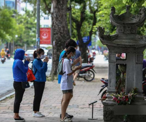 Phụ huynh, thầy cô mang điện thoại, iPad đến Văn Miếu cầu may mắn cho các sĩ tử trước ngày 'vượt Vũ Môn'