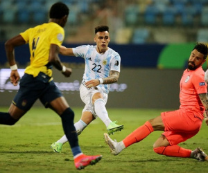 Messi 'gánh' Argentina vào bán kết gặp Colombia