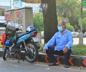 Bác bảo vệ ở Sài Gòn mất việc, treo biển đi... ăn xin: Những hình ảnh khiến người ta 'cay mắt'