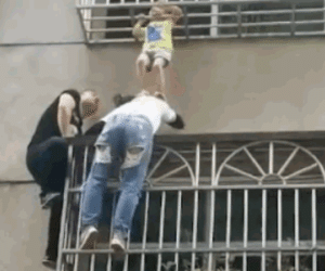 Video: Người phụ nữ dùng vai đỡ bé gái bị kẹt đầu vào song sắt suốt 20p