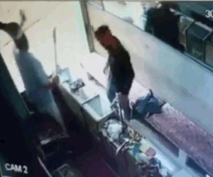 Video: Bị cướp đe dọa, chủ cửa hàng có màn phản đòn cực gắt và cái kết