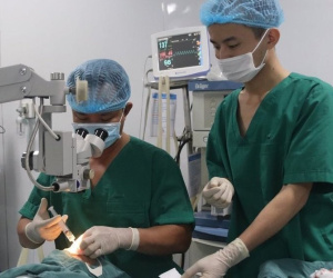 Bé gái 19 tháng tuổi bị đinh dài 3cm đâm xuyên mắt