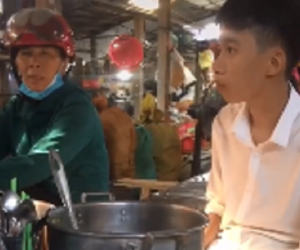 Người mẹ chở con đi thi về, tấp vào hàng gọi cho con một ly chè đậu, làm hành động khiến dân tình rưng rưng