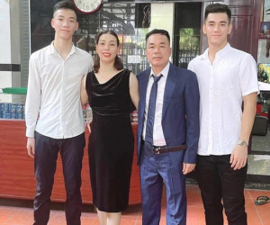Cầu thủ Tiến Linh khoe ảnh gia đình, các fan ngỡ ngàng vì từ phụ huynh đến thế hệ F1 đều đẹp 'cực phẩm'