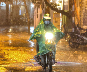 Vùng áp thấp vào biển Đông tiếp tục mạnh lên, miền Bắc đón đợt mưa dông lớn kéo dài nhiều ngày