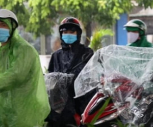 Hà Nội: Mưa dông trắng trời, dân lao động lao đao tìm chỗ trú