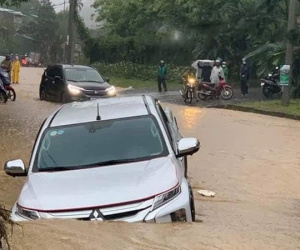 Các tỉnh phía Bắc mưa lớn, phố ngập như sông, ô tô nổi bồng bềnh trong 'biển nước'
