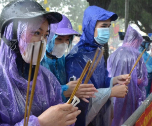 Cận cảnh các sĩ tử đội mưa to vái vọng ở Văn Miếu trước kỳ thi THPT