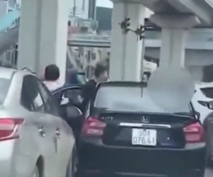 Hà Nội: Va chạm giao thông, 2 tài xế đứng đánh nhau tơi bời giữa ngã tư