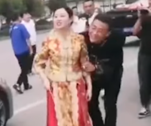 'Nóc nhà' chất lượng cao: Cô dâu cầm que dằn mặt hội bạn ngay trong ngày cưới vì dám đùa dai chồng mình