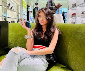 Rich kid nhà Trương Ngọc Ánh vừa sang Mỹ đã check-in ngay ở store đồ hiệu, khoe visual 13 tuổi ngất trời