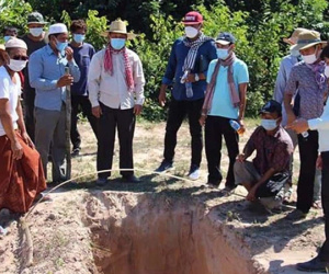 Campuchia đào sẵn huyệt chờ chôn người chết vì Covid-19: 'Không phải để xúc phạm người sống'