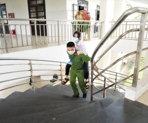 'Rụng tim' hình ảnh chiến sĩ công an cõng thí sinh vào phòng làm thủ tục thi
