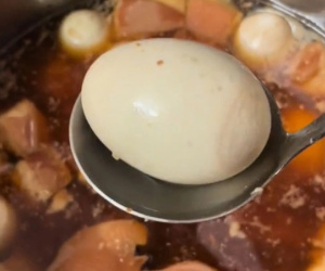 Nhờ con dâu nấu giúp nồi thịt kho hột vịt, mẹ chồng 'tá hỏa' khi phát hiện ra thứ này trong nồi