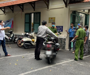 Phụ huynh có con chung phòng với thí sinh F0 tại TP.HCM: Chưa liên lạc được với con, đem đồ ăn tới tận cổng trường thi