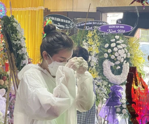 Cao Thái Hà nghẹn ngào trong tang lễ Đức Long: 'Hà xin phép mẹ Long cho mang 1 tấm di ảnh về, mỗi ngày sẽ thắp hương cho Long'