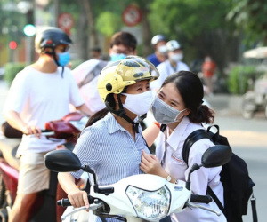 Ngày thi đầu tiên Kỳ thi tốt nghiệp THPT 2021: Những cái ôm được trao qua lớp khẩu trang, điểm thi không đông nghịt người như mọi năm