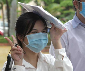 [ẢNH] Buổi thi Ngữ Văn môn đầu tiên của kỳ thi tốt nghiệp THPT 2021: Thí sinh tươi cười ra về