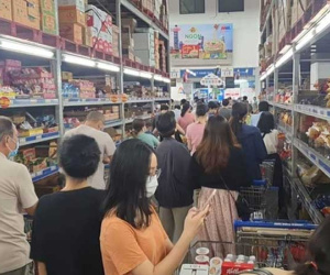 Người dân TP HCM lại đổ đến siêu thị, cửa hàng mua gom thực phẩm