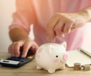 Muốn tích lũy cho tương lai, gửi tiết kiệm ngân hàng hay mua bảo hiểm có lợi hơn?