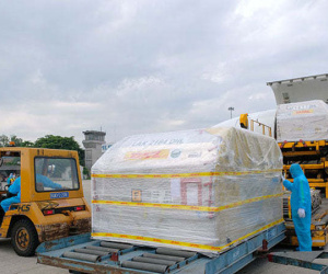 Hơn 97.000 liều vắc xin Pfizer đã về tới Việt Nam