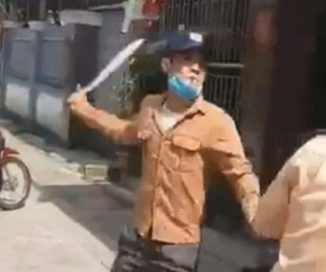 Dùng dao doạ chém cảnh sát giao thông