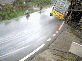 Kinh hoàng container lật phơi bụng, 'run rẩy' khoảnh khắc chiếc xe sượt qua ngôi nhà bên đường