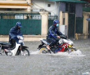 Áp thấp nhiệt đới suy yếu, Hà Nội tiếp diễn mưa lớn
