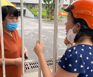 Nam sinh đến muộn không kịp vào thi tốt nghiệp THPT, đứng ngoài cổng gào khóc 'con mất hết rồi'
