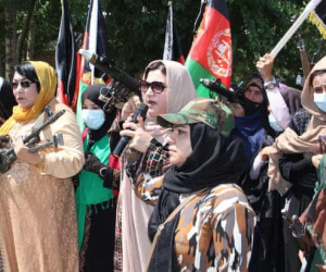 Phụ nữ Afghanistan cầm súng thách thức Taliban