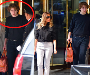 'Quý tử nước Mỹ' Barron Trump lộ diện xách túi cho mẹ tại toà nhà của gia đình, gây choáng với chiều cao hiện tại đã hơn 2m