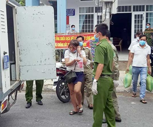 Giật cầu vai, cắn chảy máu Cảnh sát để... thông chốt phòng dịch