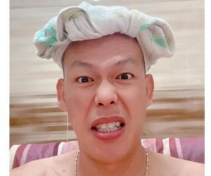 Thủ môn Bùi Tấn Trường khoe mái tóc vợ cắt, ai ngờ bị Quế Ngọc Hải phũ phàng: 'Anh bị sét đánh à'