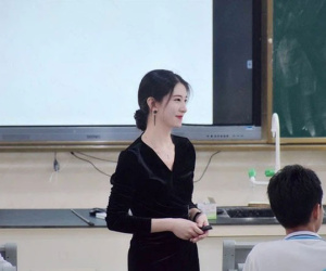 Cô giáo cấp 2 bất ngờ trở thành hiện tượng mạng chỉ vì một bức ảnh, khí chất khiến nhiều nữ minh tinh phải ao ước
