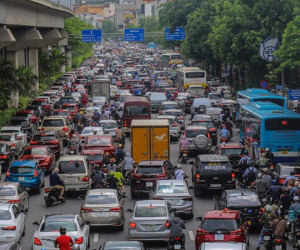 Đường phố Hà Nội đông nghẹt sau cơn mưa dông