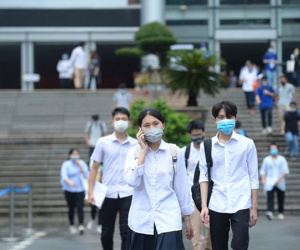 Nam sinh đi muộn không được vào thi tốt nghiệp THPT gào khóc trước cổng: 'Do em mải ôn thi nên ngủ quên'