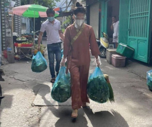 Bị nhắc nhở vì đi dép cao làm từ thiện, Nhật Kim Anh lập tức lên tiếng giải thích
