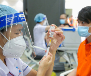 Bắt đầu chiến dịch tiêm chủng vắc-xin Covid-19 quy mô lớn: Ai được ưu tiên?