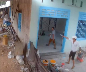 Tranh giành chó nuôi, cả nhóm xông vào khu vực phong tỏa chém người
