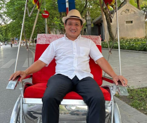 Mới sáng mùng 1 đã bị người lạ 'đuổi' về Sài Gòn, ông Đoàn Ngọc Hải đáp: Bạn chỉ cần ngồi im đã là tuyệt vời!