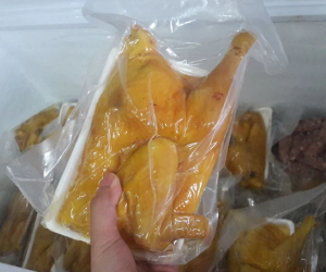 Vừa chặt con gà ủ muối được đồn thổi 'siêu ngon', cô gái hoang mang lên mạng hỏi: Sao nó 'máu me' như còn sống thế này?
