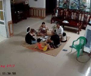 Bé trai gặp tai nạn kinh hoàng khi đang ngồi ăn cơm, nguyên nhân đến từ thứ đồ dùng quen thuộc 'lơ lửng trên đầu'